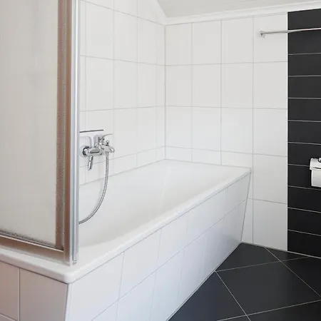 Lichtdurchflutende Wohnoase-stilvoll-ruhig-kostenloser Parkplatz- 24-7 Self Check-in, Bis Zu 5 Personen, Sehr Geraeumig