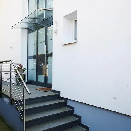 Wohntraumerei: Lichtdurchflutete Design-oase In Ruhiger Stadtlage Apartment *