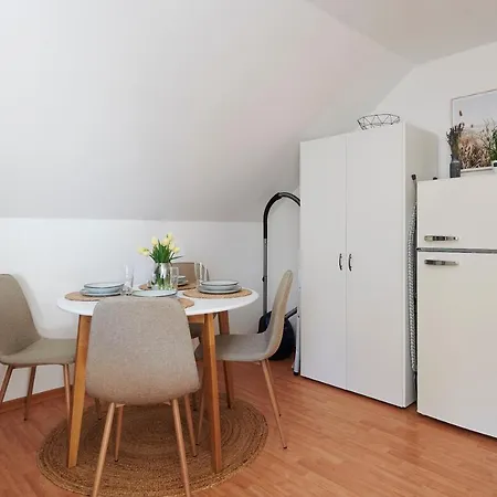 Lichtdurchflutende Wohnoase-stilvoll-ruhig-kostenloser Parkplatz- 24-7 Self Check-in, Bis Zu 5 Personen, Sehr Geraeumig Apartmán *