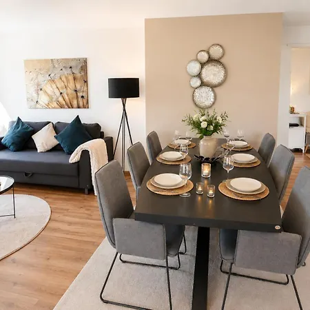 Apartment Wohntraumerei: Lichtdurchflutete Design-oase In Ruhiger Stadtlage
