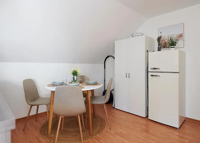 Lichtdurchflutende Wohnoase-stilvoll-ruhig-kostenloser Parkplatz- 24-7 Self Check-in, Bis Zu 5 Personen, Sehr Geraeumig 公寓 *